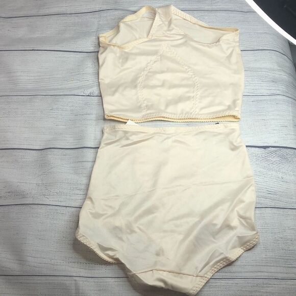 Bali Light Control Tummy Panel Briefs 2 Pack Size M NWT - Picture 3 of 6